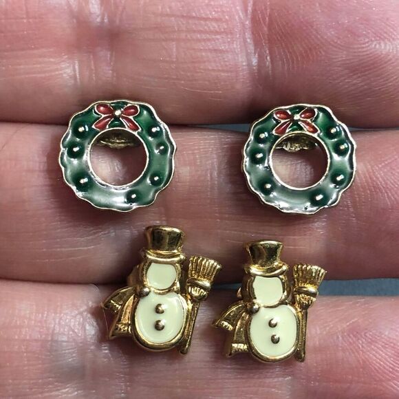 3130 AVON Vtg Goldtone lot of 2 christmas enamel earrings Mr. Snowman & Wreath - Picture 1 of 1